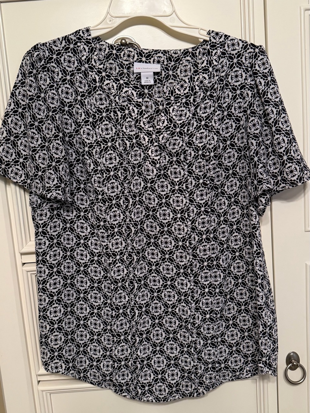 Liz Claiborne Black and White Geometric V-Neck Loose Fitting Short Sleeve Shirt